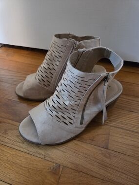 torrid Women’s Taupe Tan Cutout Open-Toe Block Heel Sandals size 9 Wide